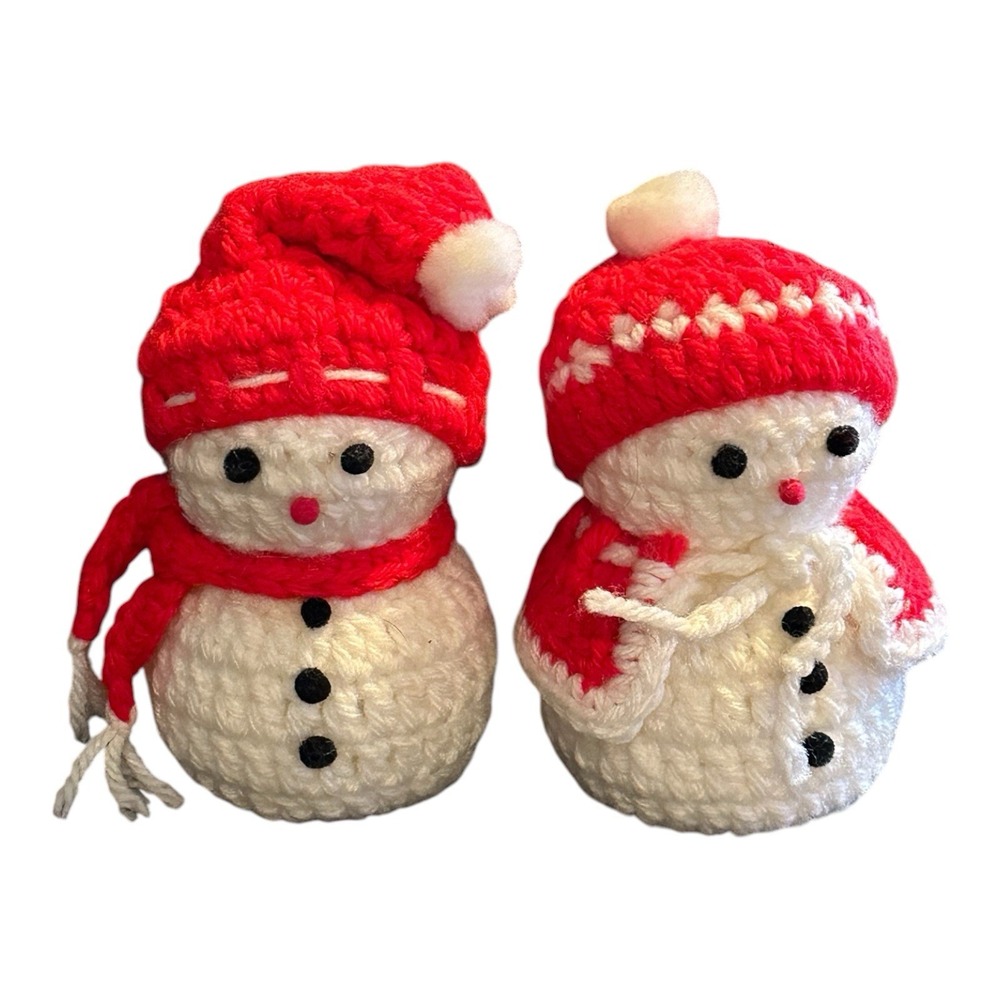 VTG Christmas Handmade Crochet Mr. & Mrs. Snowmen Pair 5"Hats Winter Shelf Decor